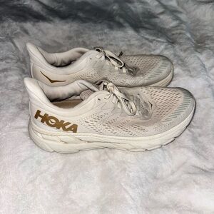 Hoka women’s Clifton 7 size 9.5